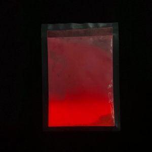 เรืองแสงสีแดงในผงเม็ดสีสีเข้ม
